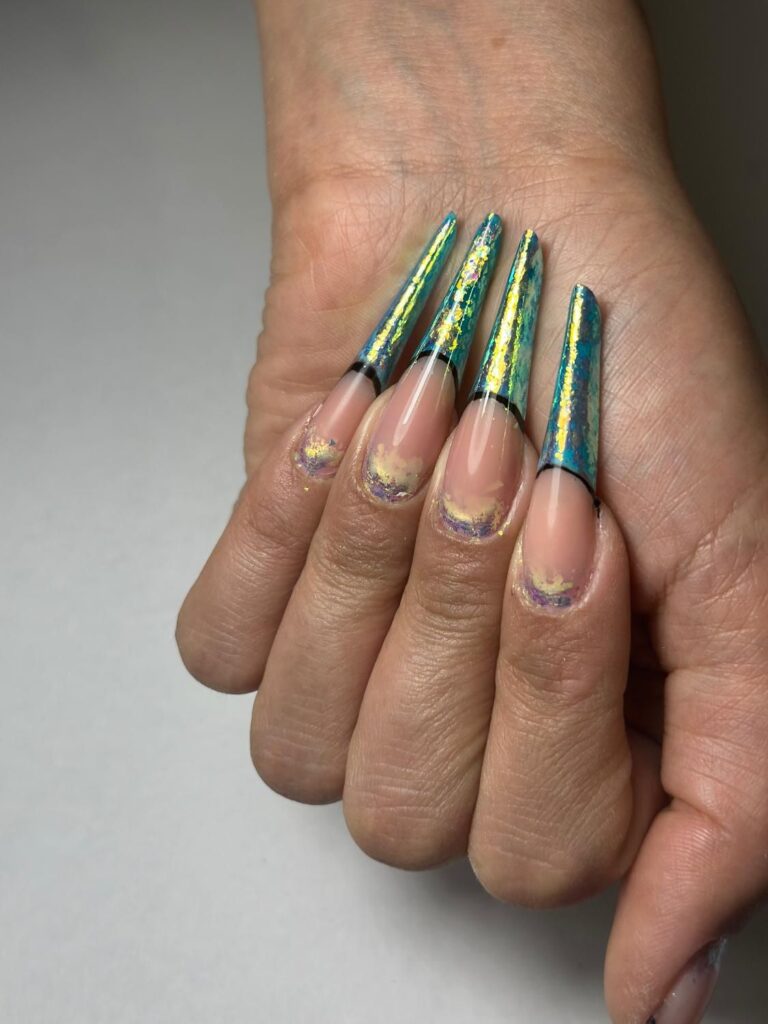 انجام تمامی خدمات ناخن دست و پا کاشت پدیکور